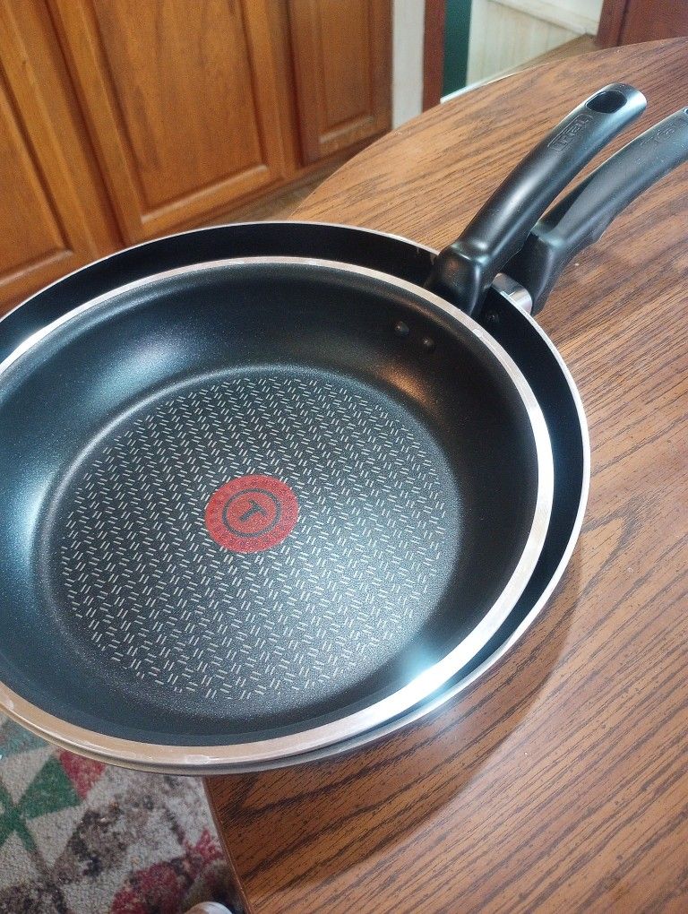 2 Frying pans 