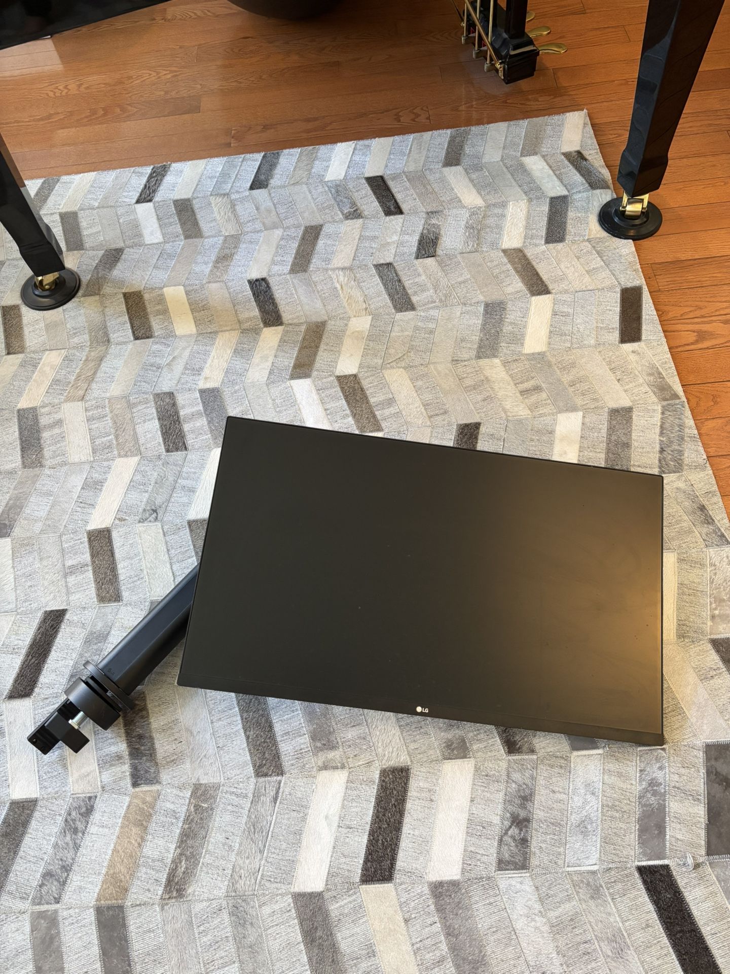 Lg 32QP880 32 In Monitor With Mount Included ($600 New)
