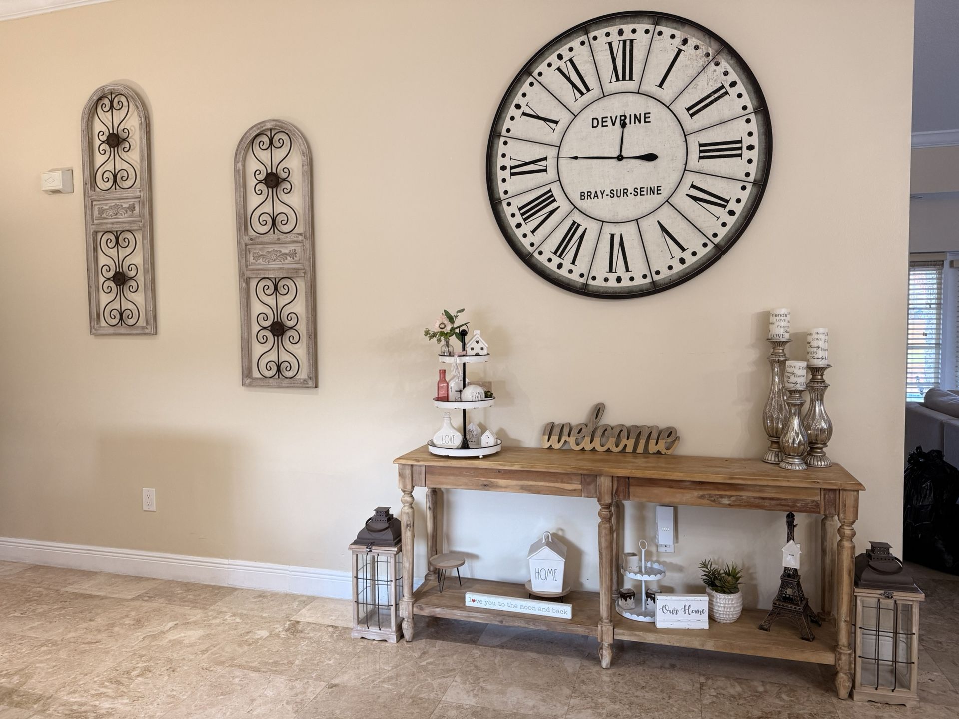 Entry Table With Decoration