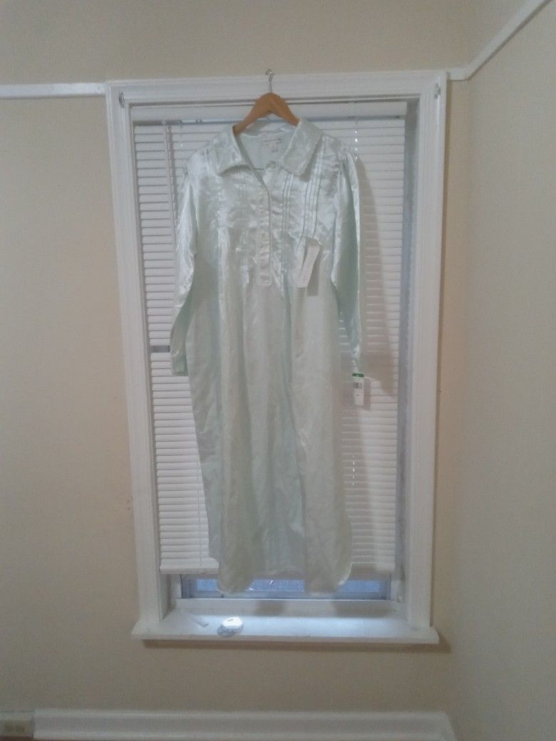 Miss Elaine Nightgown Size Large