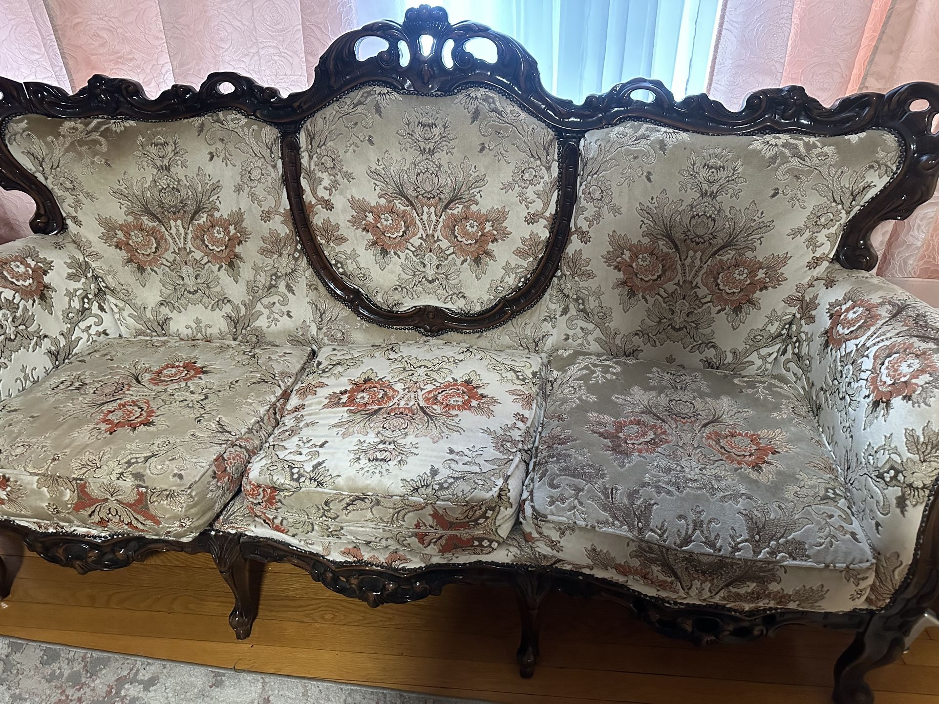 (negotiable)Antique Victorian-Style Floral Loveseat – Ornate Wood Carving