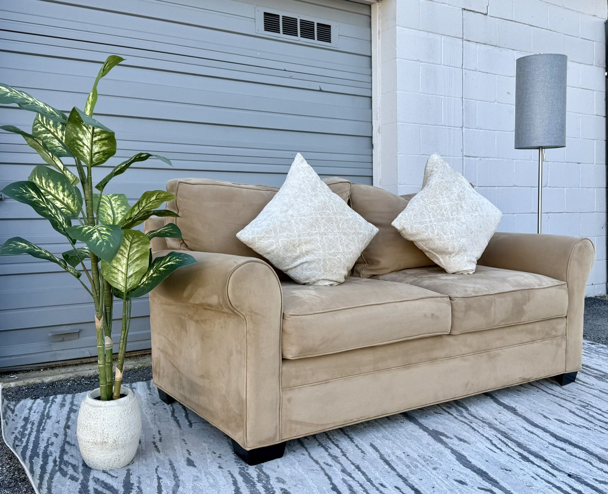 β¨ Velvet Tan Loveseat β Great Condition! β¨ Free Delivery