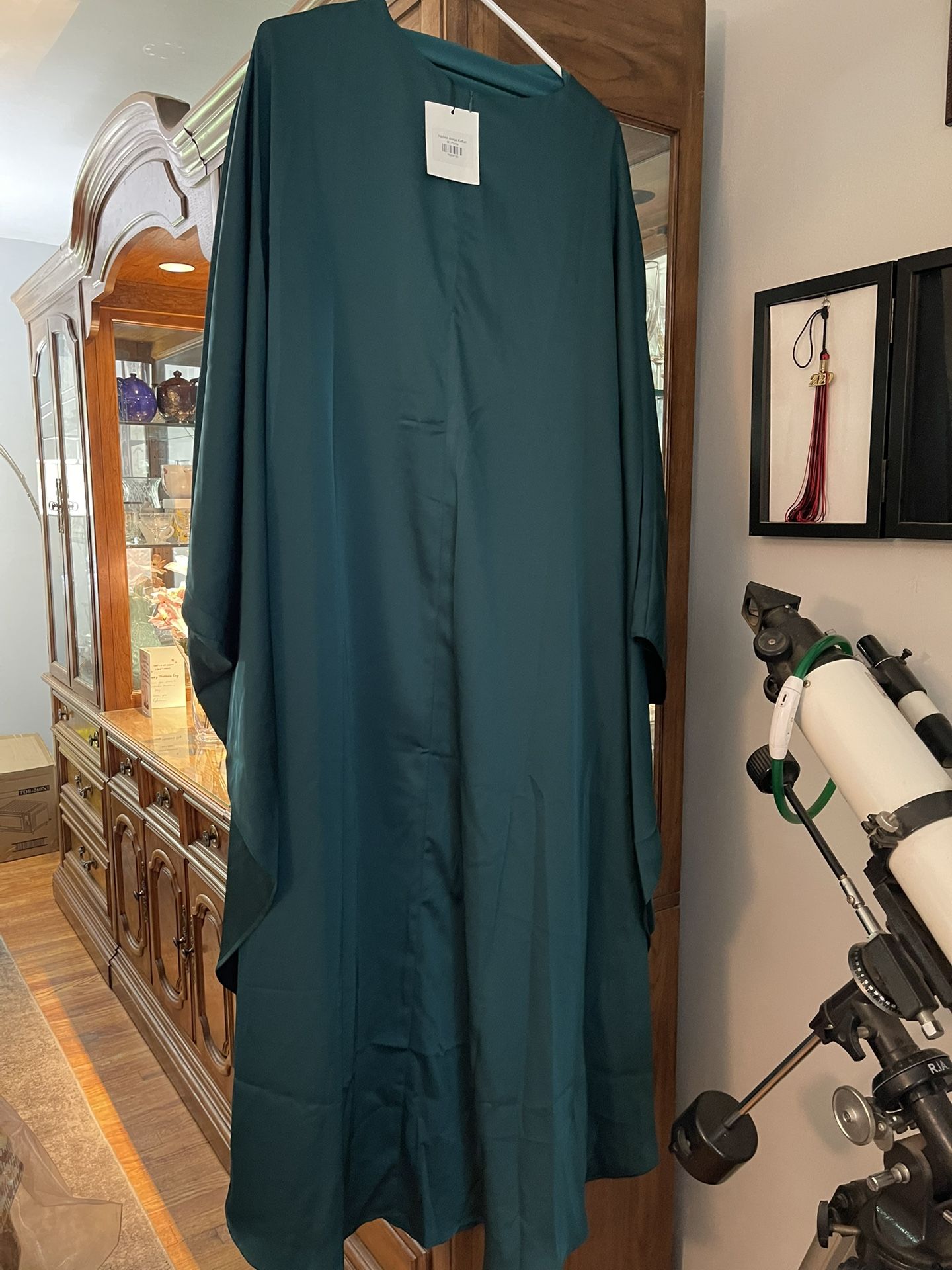 New ZAHRAA Los Angeles Nadine Abaya Kaftan M / Plume - Wrinkled from Storage