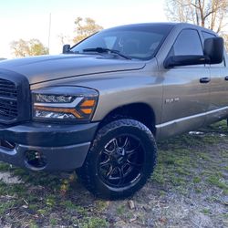   2008 Ram. 1500 V8 