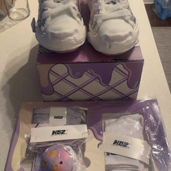 Woman’s euro 41 TikTok shop sneakers