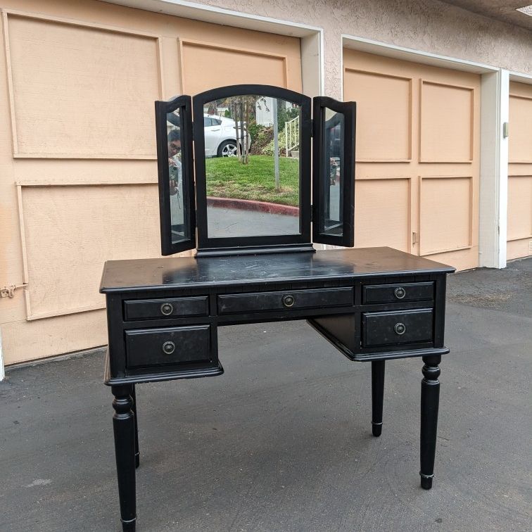 Tocador de maquillaje / Makeup Vanity Not Impressions for Sale in Whittier,  CA - OfferUp