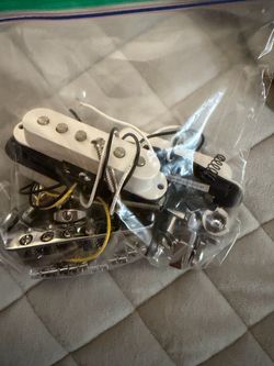Single coil pick ups, locking tuners, bridge