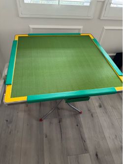Foldable mahjong table