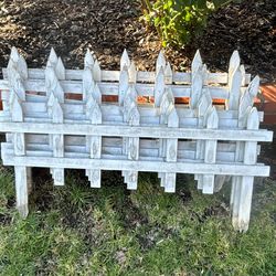 Vigoro White Wood Picket Garden Fence (bundle of 8 panels)