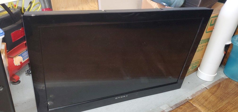 Dynex 32 Inch Flat TV With Full Wall Mount