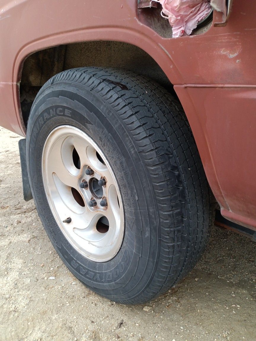 15 And 28 Inch Rims W Tires Good Conditions