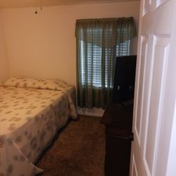 Cuarto Con Cama Y Dresser.