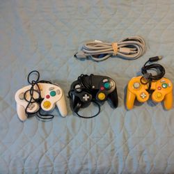 3 Nintendo GameCube Controllers