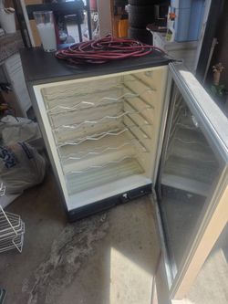Wine refrigerator