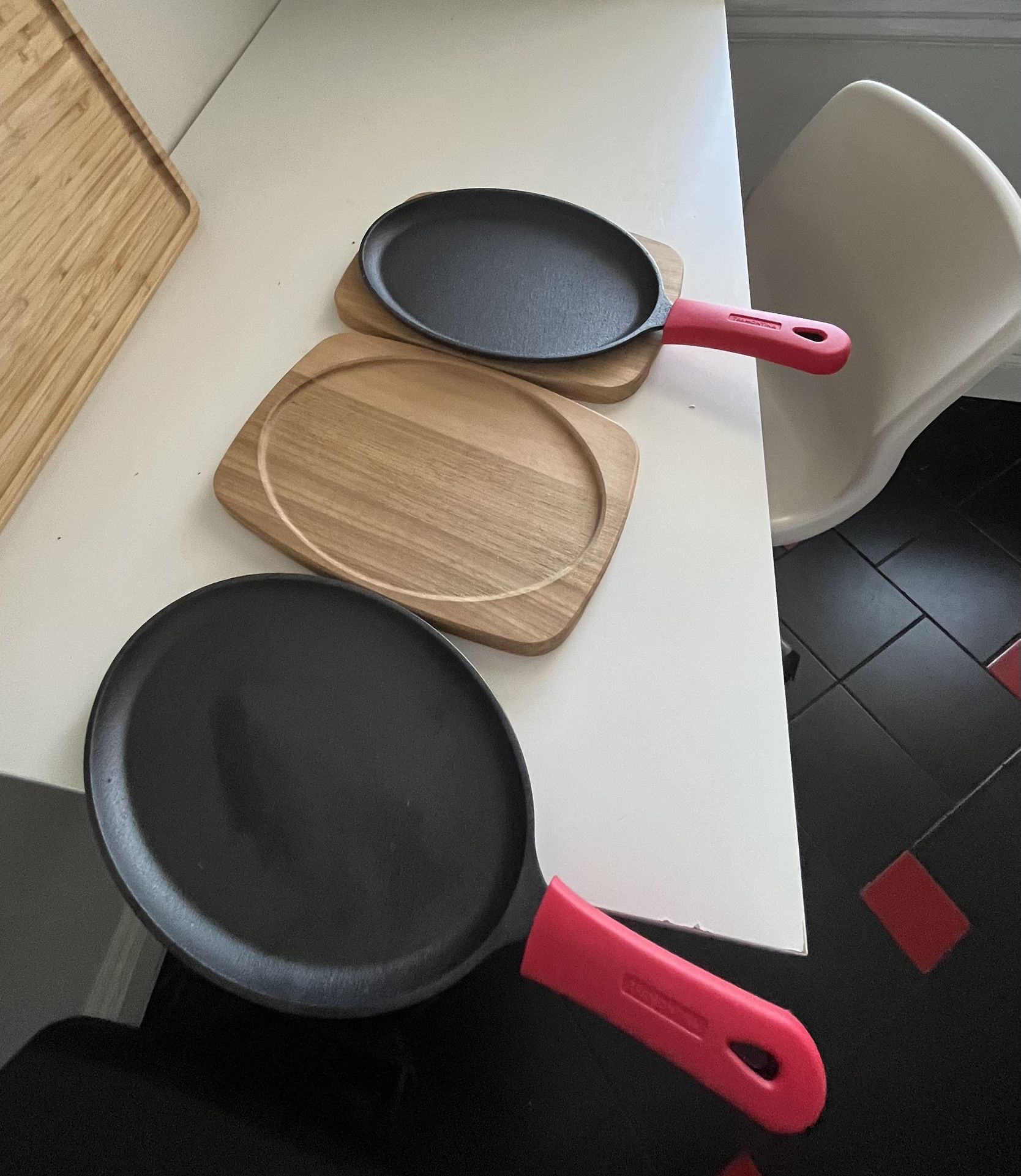 Cast iron Fajita Pans With Wood Serving Boards