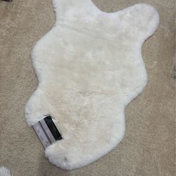 New 2x3 faux fur area rug