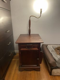 night stand / side table with lamp