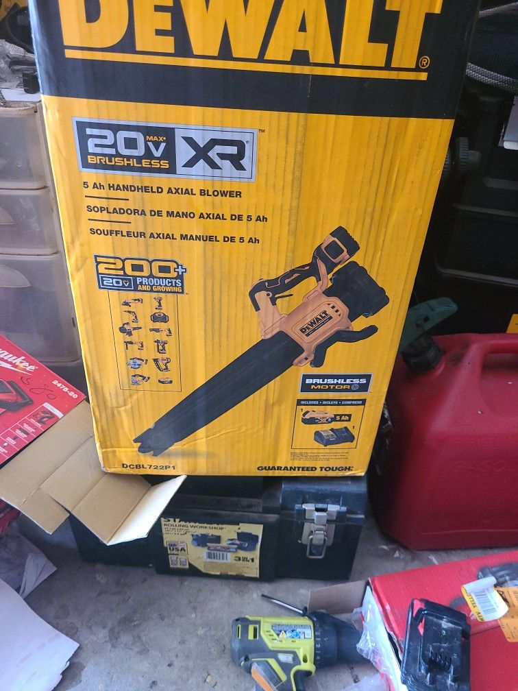 DEWALT 20V MAX 125 Mph 450 CFM Brushless Cordless Battery Powered Handheld Leaf Blower with (1) 5Ah Battery & Charger