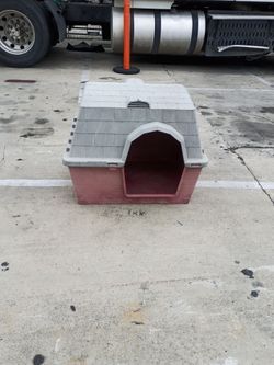 GREAT, VERY FUNCTIONAL DOG HOUSE