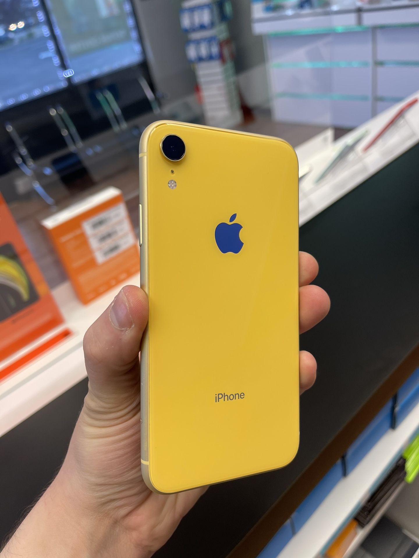 Unlocked iPhone XR Yellow 64gb for Sale in Providence, RI - OfferUp