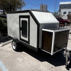 Small camping trailer. Contains kitchen, storage space, power inverter, solar panel, battery, water tank, 110v and 12v sockets / thermal insulation Tr