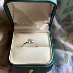 Beautiful Moissanite ring 