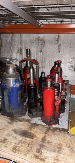 HUGE SET OF HYDRAULIC JACKS