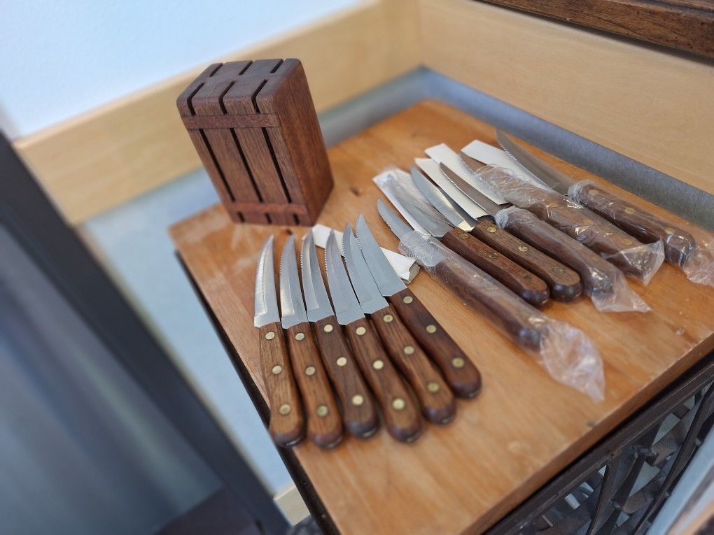 OLD HOMESTEAD 12 STEAK KNIVES WITH COUNTER BLOCK