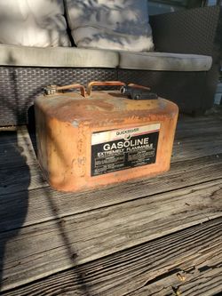 Metal gas can
