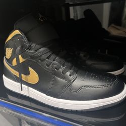AIR JORDAN 1 MID [BLACK/METALLIC GOLD-WHITE]