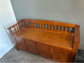 Excellent Cond. Wood Bench locks, removable shelf and plenty of storage REDUCED