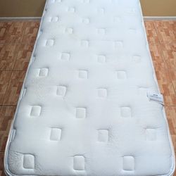 Beautyrest Tw,in XL matt,ress, 12 inch, medium firm. Delivery available for a fee.