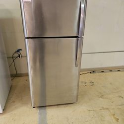 Frigidaire Top And Bottom Refrigerator Stailess Steel Used Good Conditions 