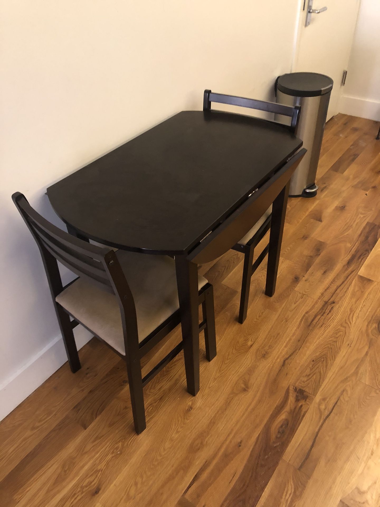 Table and chairs - pick up only