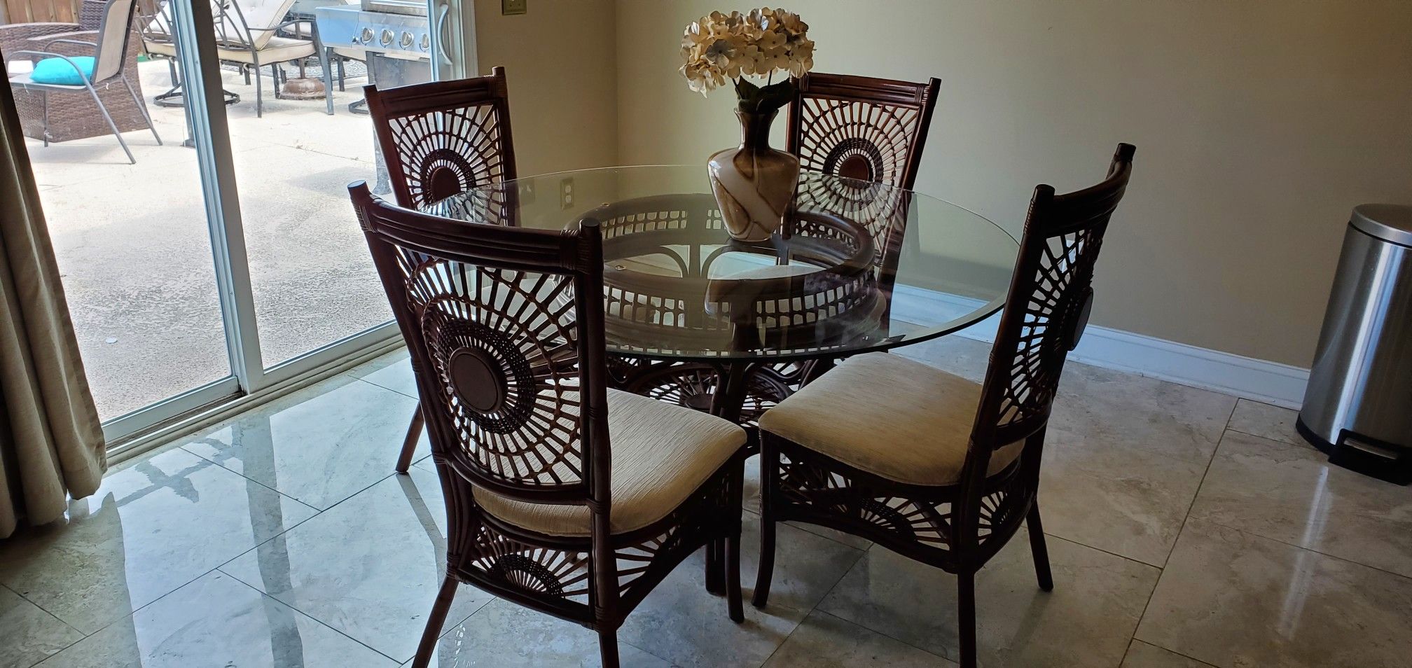 Dinning room glass table