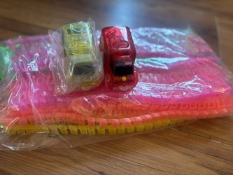 Flexible Glow Track Set with 2 Light-Up Cars 