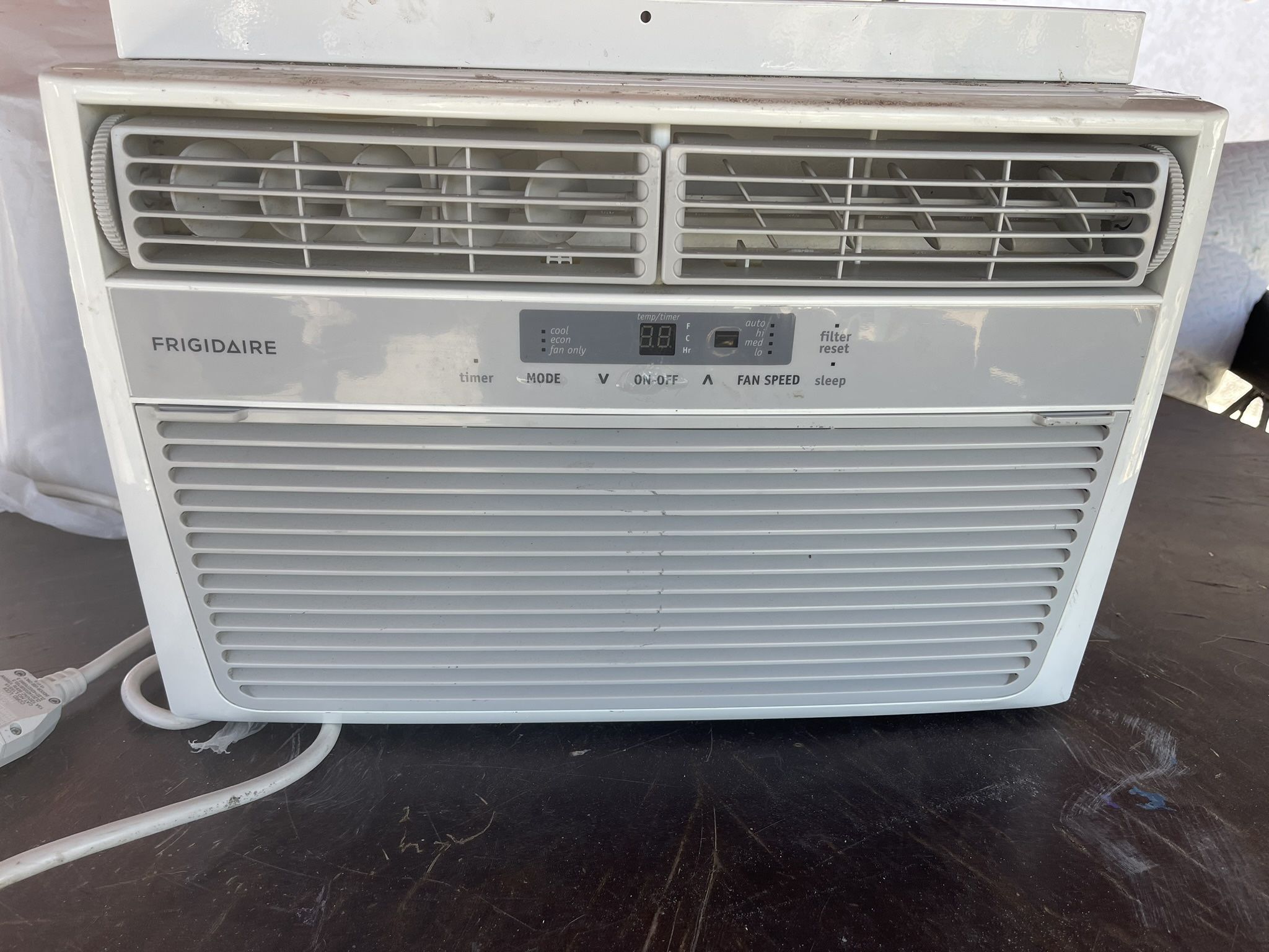 Frigidaire Air Conditioner Great Condition Works Great Firm In price