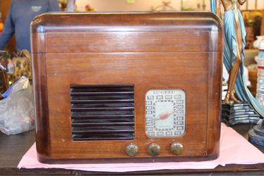 Vintage Howard Wood Cabinet Tabletop Radio