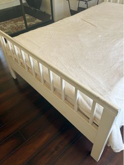 White bed (full size)