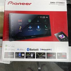 RADIO  BRAND NEW WITH WARRANTY