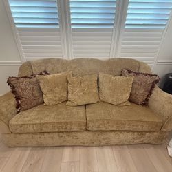  Elegant Traditional Sofa w/ Accent Pillows – Excellent Condition