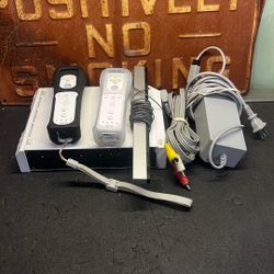 Nintendo Wii Bundle -white 