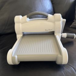 Sizzix Big Shot  6’’ Die Cutting Machine and Extras