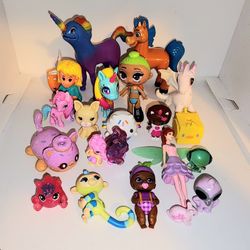 mixed lot of mini figures.... fingerlings, Blume doll, and more