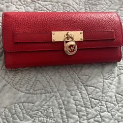 Micheal Kors Wallet With Locket