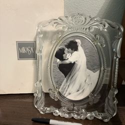 Mikasa Glass wedding photo frame for 5x7 photo. New with box