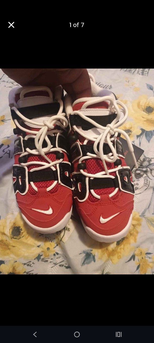 Nike Air PIPPEN size Boys 4.5... Shoes are clean..