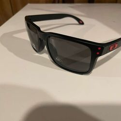 Oakley Holbrook  matte red accents