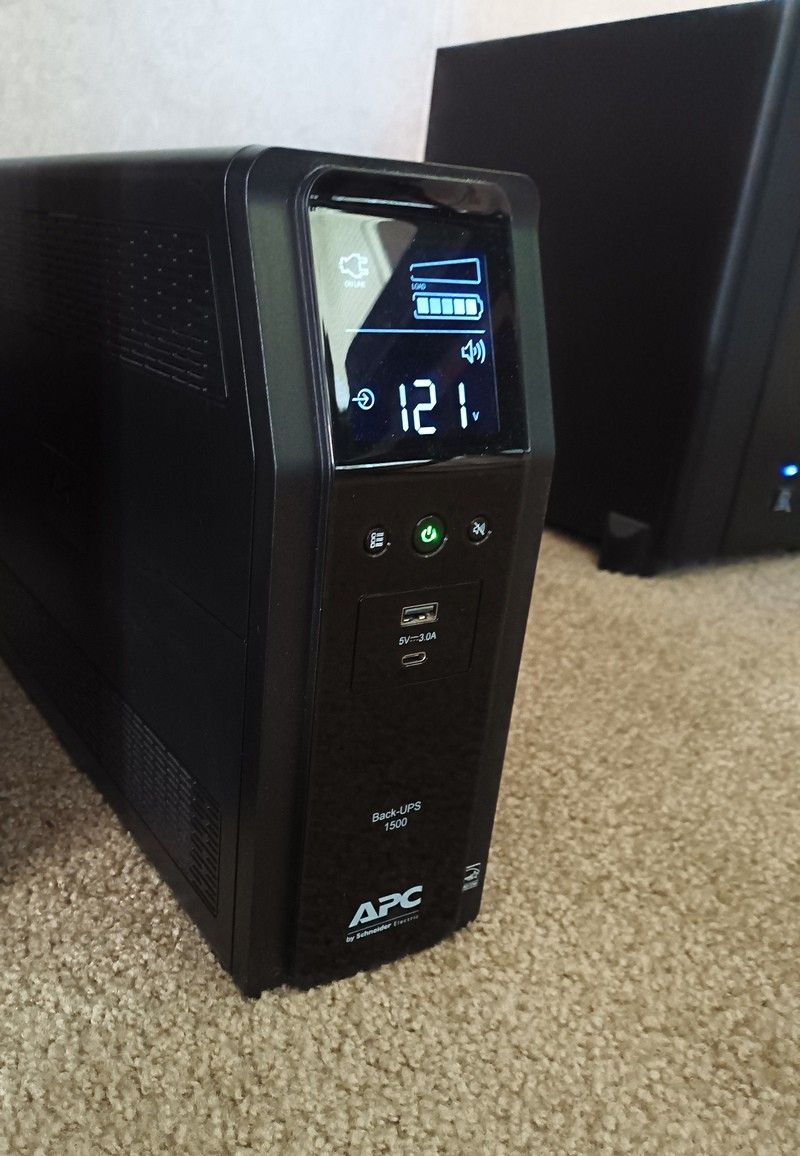 APC UPS 1500 VA Battery Backup & Surge w Battery