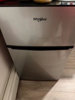Mini fridge with freezer